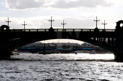 Londres - Southwark bridge en contre-jour